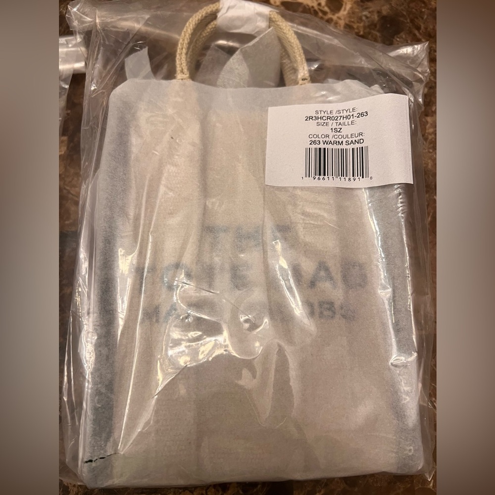 Marc Jacobs Beige Jacquard Crossbody Tote Bag “NEW”
In original packaging ‼️ - Picture 5 of 16